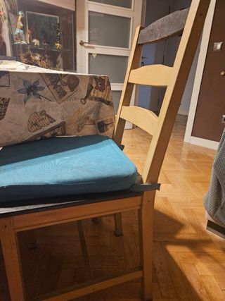 Mesa de salón con 4 sillas de madera