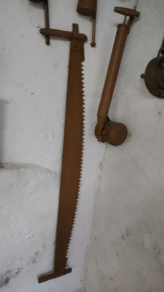 Serrucho sierra antigua más fumigadora