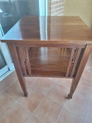 Mesa auxiliar de madera