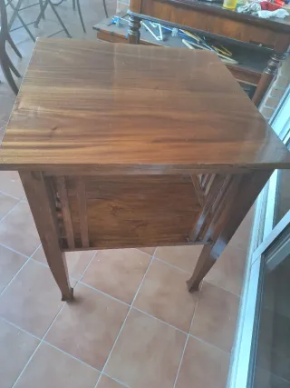 Mesa auxiliar de madera