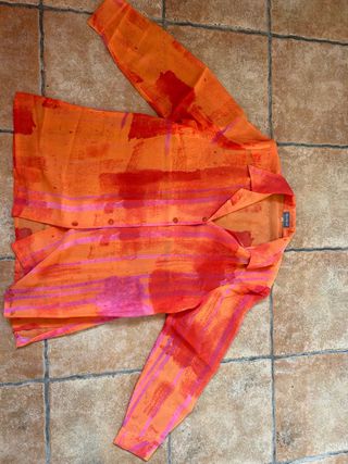 Camisa estampada naranja y rosa
