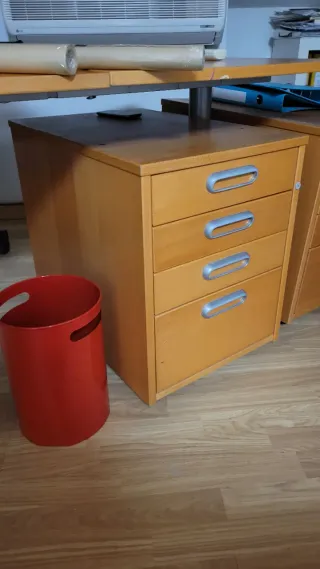 Mesa de oficina modular con cajonera