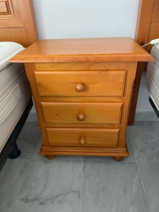 Cabeceros de madera marrón y mesitas de noche