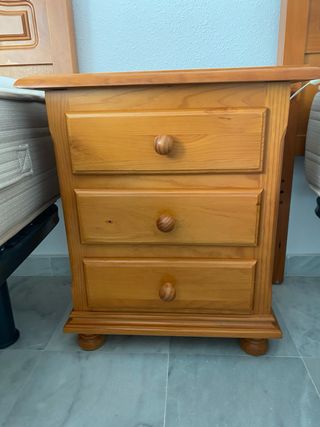 Cabeceros de madera marrón y mesitas de noche