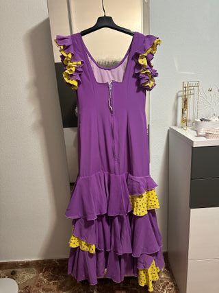 Traje de flamenca morado y amarillo
