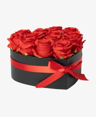 Ramo de rosas en caja corazón