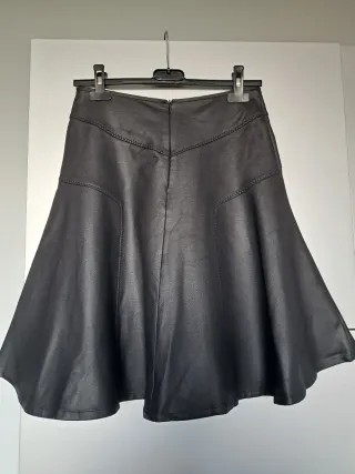Gonna nera in tessuto simile ad ecopelle - tg. S