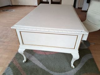 Mesa escritorio vintage dorada y blanca