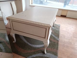 Mesa escritorio vintage dorada y blanca