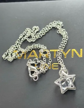 Collar con colgante de estrella y circonita