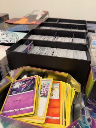 Lote BULK Pokémon TCG ~2.800 cartas + ETBs (7,4kg)