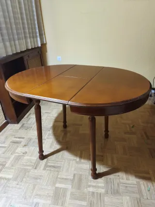 Mesa redonda de madera y cristal