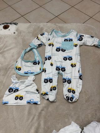 Completo neonato con cappellino e bavaglino