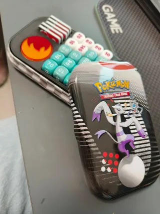 Mini lata Pokémon TCG con inserto y tokens