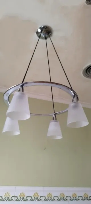 Lámpara de techo colgante de cristal y metal.