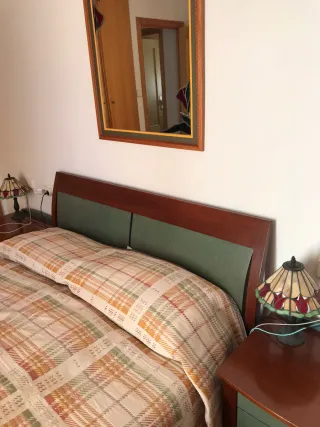 Cama matrimonio de 150x200 y 2 mesitas