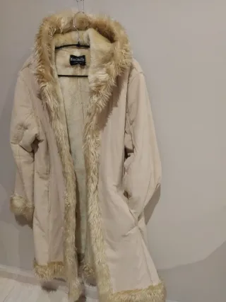 Abrigo Miss Shelly imitación ante beige con pelo.