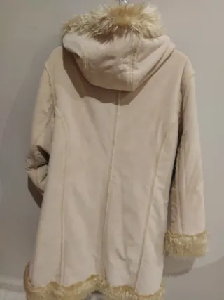 Abrigo Miss Shelly imitación ante beige con pelo.