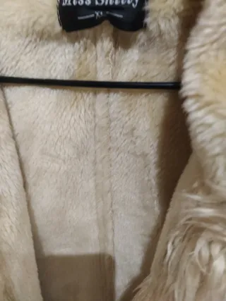 Abrigo Miss Shelly imitación ante beige con pelo.