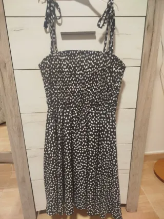 Vestido negro con flores blancas