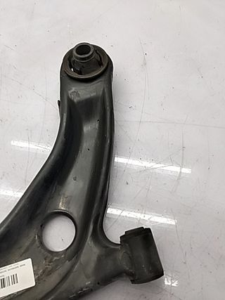 BRAZO SUSPENSION INFERIOR DELANTERO DERECHO TOYOTA YARIS (KS (2)