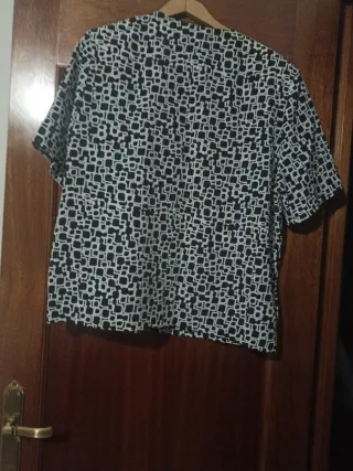 Camisa estampada mujer blanca y negra