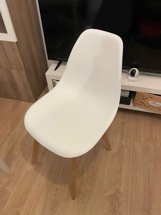 Silla blanca de madera