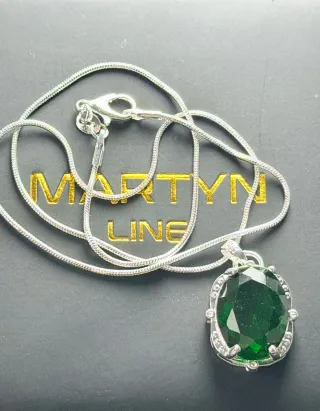 Collar plateado con colgante verde