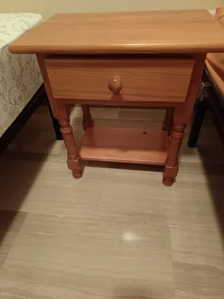 Mesa de noche de madera