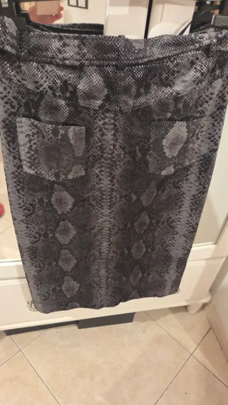 Falda serpiente gris y negra
