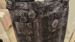 Falda serpiente gris y negra