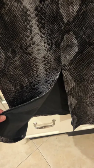 Falda serpiente gris y negra
