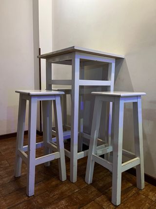 Mesas altas y bancos blancos