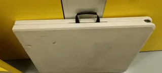 Mesa plegable beige de plástico