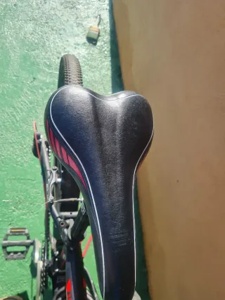 Bicicleta de montaña negra y roja