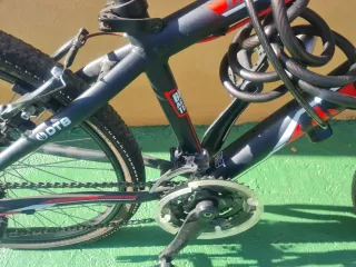 Bicicleta de montaña negra y roja