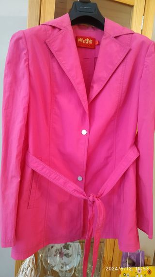 Chaqueta en color rosa, talla 38, con cinturón.