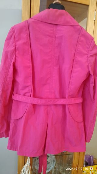 Chaqueta en color rosa, talla 38, con cinturón.