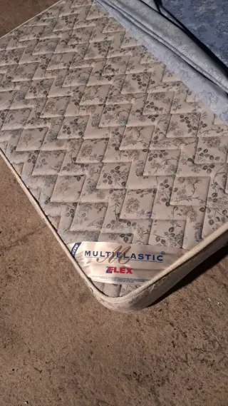 Colchón de tela azul con estampado floral