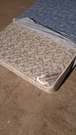 Colchón de tela azul con estampado floral