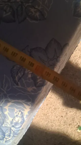 Colchón de tela azul con estampado floral