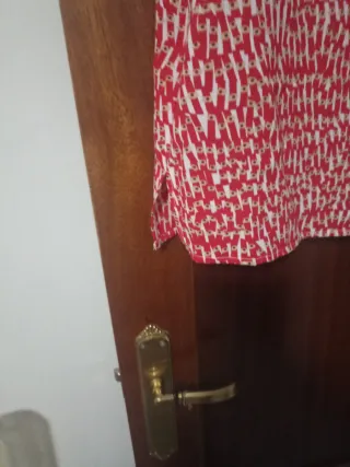 Camisa de señora roja y blanca