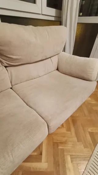 Sofá 2 plazas beige tela. En buen estado.