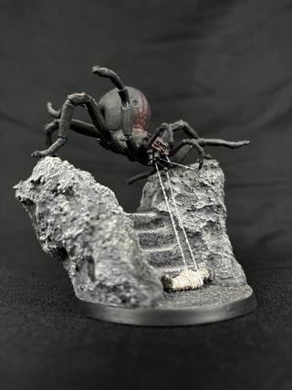 Ella Laraña, con Frodo, warhammer lotr