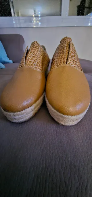 Zapatos planos mujer beige y marrón