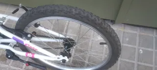 Bicicleta infantil blanca y rosa