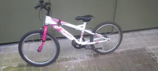 Bicicleta infantil blanca y rosa