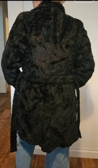 Abrigo de pelo negro