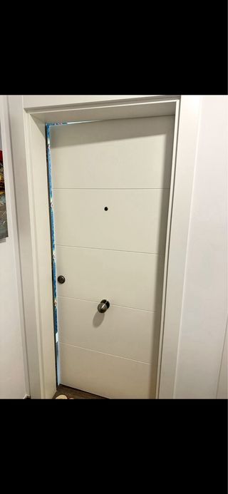 Puerta blindada lacada en blanco