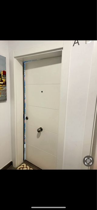 Puerta blindada lacada en blanco